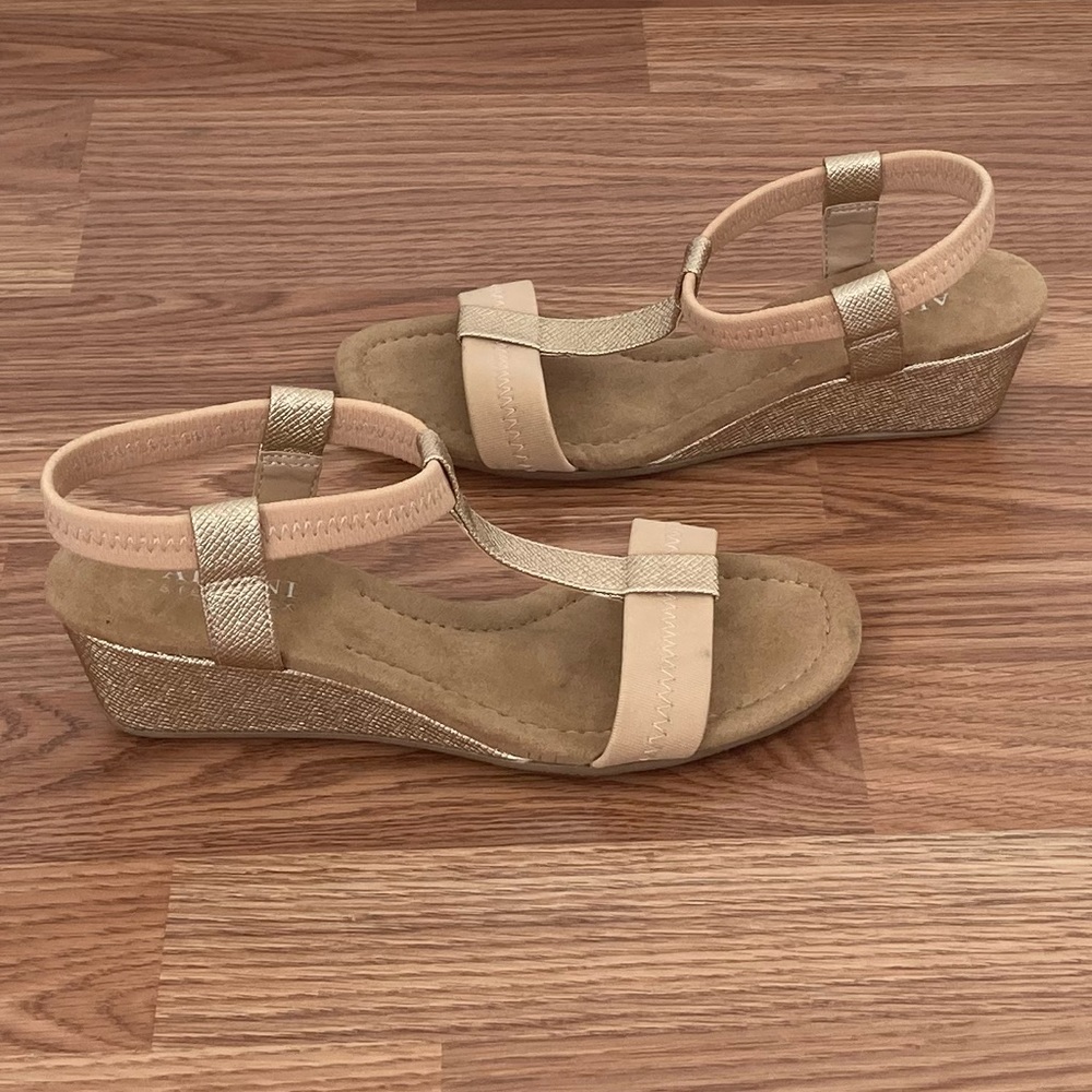 NWOB Alfani Step N Flex Voyage Wedge Sandals Size 6 Champagne T-Strap - Picture 1 of 7
